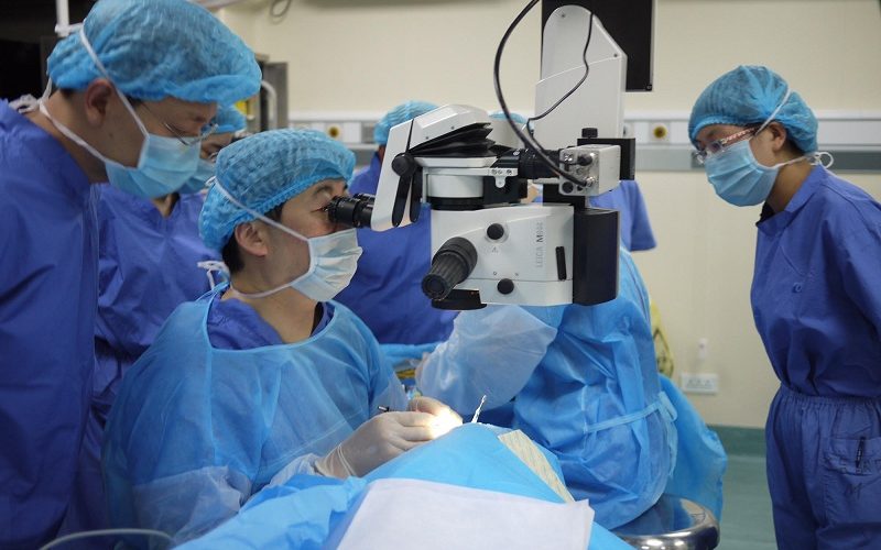 El Dr. Chang enseñando mediante cirugía en vivo en Kunming, China.